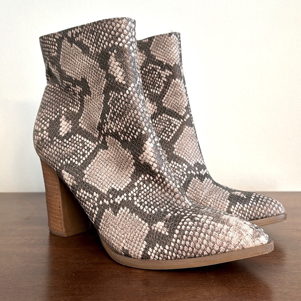 Carlos by Carlos Santana Lydia snakeskin print booties EUC size 9M